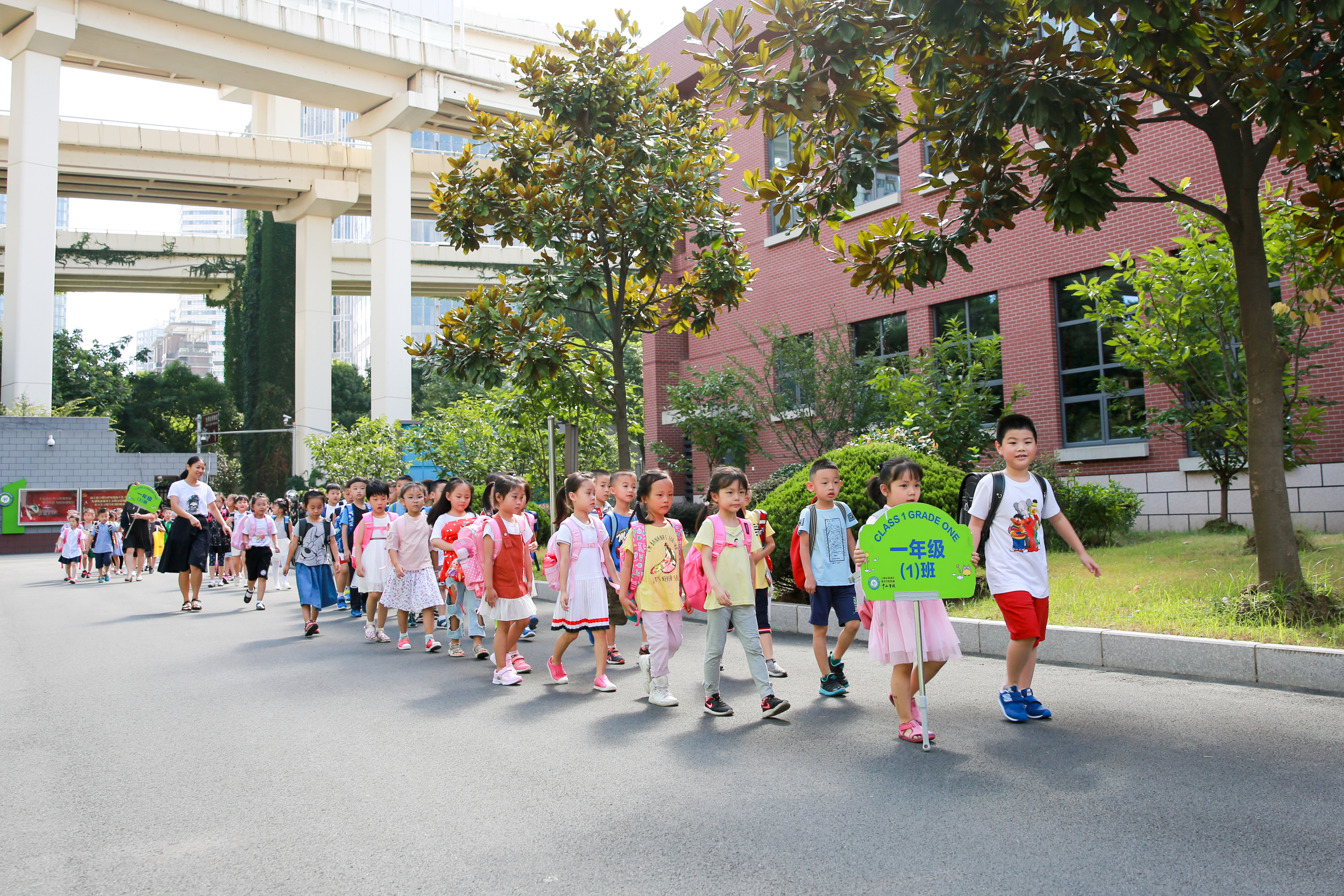 背着书包上学校图片